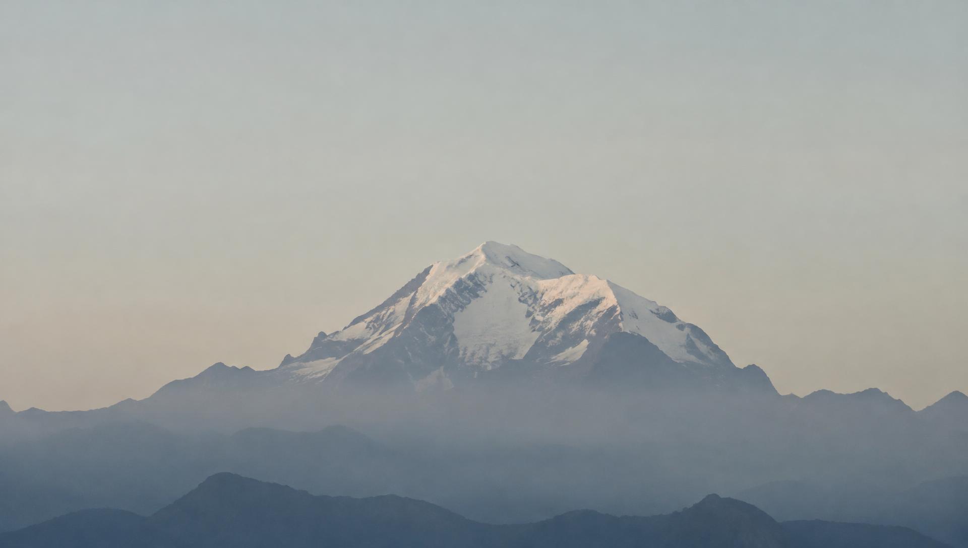 Bergmassiv bei Sonnenaufgang